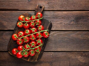 Huevo a las hierbas con tomate cherry y chayote