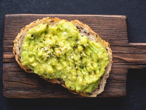 Sándwich de vegetales verdes con dip de Garbanzo