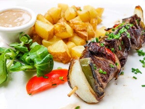 Pincho de res con ensalada de papa y berros