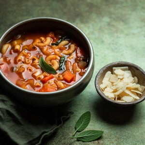 Sopa Italiana con Pasta y Vegetales Un plato que contiene sopa de vegetales con pasta de fideo