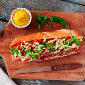 Ciabatta de Jamón de Pavo con Betabel Pan ciabatta relleno con jamón, queso y verduras