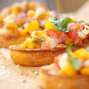 Pan Francés con salsa de frutas y albahaca Pan Francés con salsa de frutas y albahaca