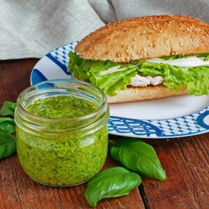 Sándwich de pollo con pesto al culantro Sándwich de pollo con pesto al culantro