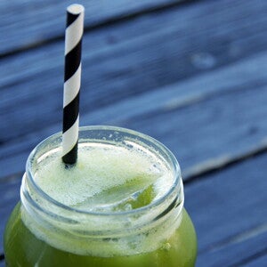 Jugo de kiwi, piña, chía y menta Jugo de kiwi, piña, chía y menta