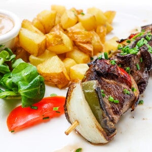 Pincho de res con ensalada de papa y berros Pincho de res con ensalada de papa y berros