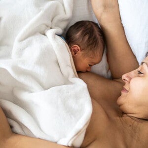 Madre lactando a su bebé