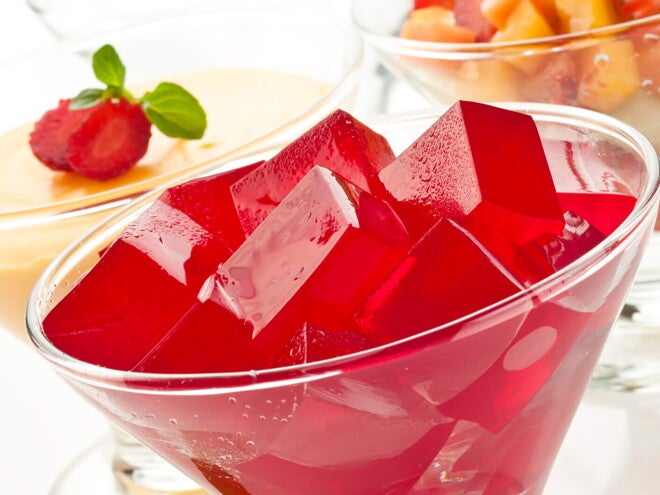 Receta de Gelatina de Frutos Rojos y Almendras Cubos de gelatina dentro de un pote de vidrio