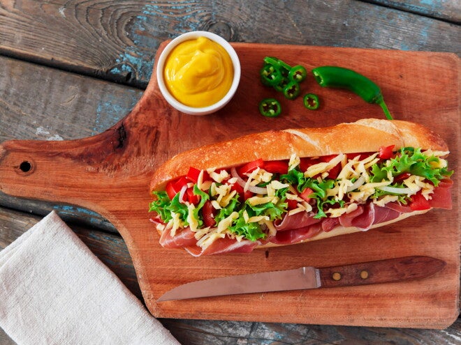 Ciabatta de Jamón de Pavo con Betabel Pan ciabatta relleno con jamón, queso y verduras