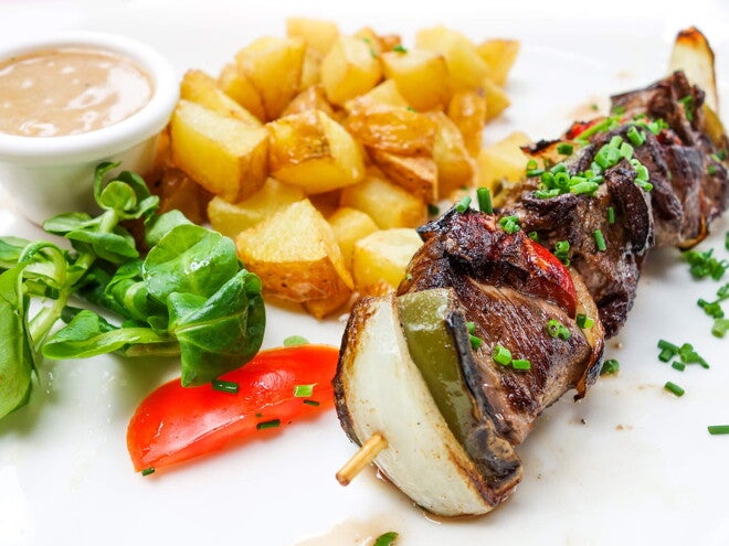 Pincho de res con ensalada de papa y berros Pincho de res con ensalada de papa y berros