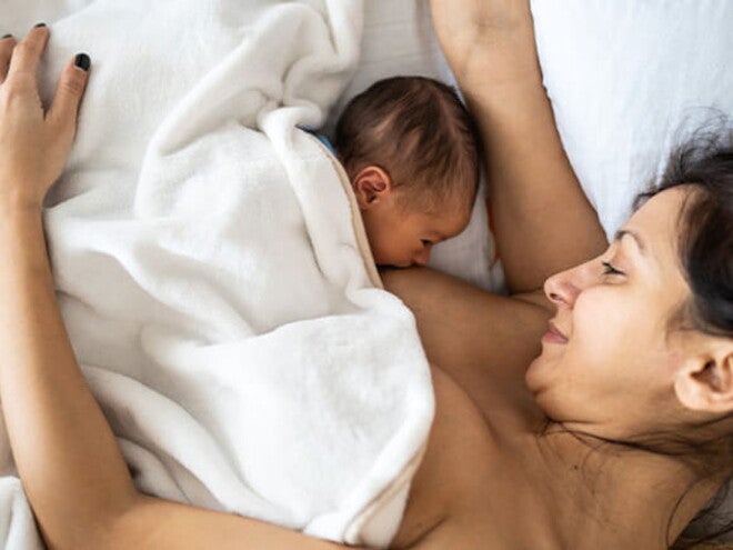 Madre lactando a su bebé