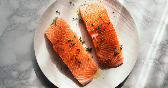Filetes frescos de salmón recomendados en la dieta: cómo quedar embarazada de forma saludable.